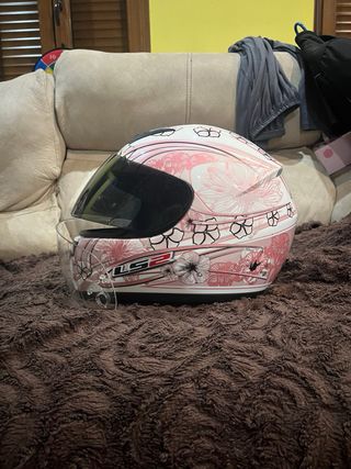 traje de moto y casco de moto