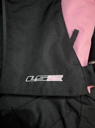 traje de moto y casco de moto