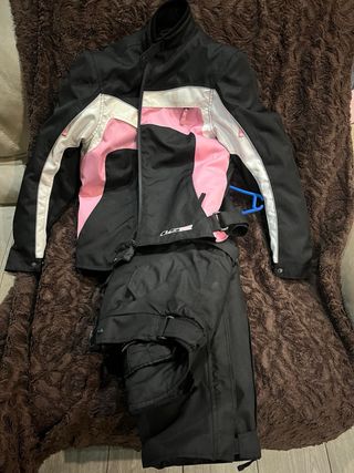 traje de moto y casco de moto