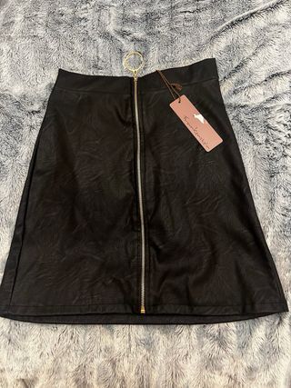 Conjunto falda poli piel y camiseta 