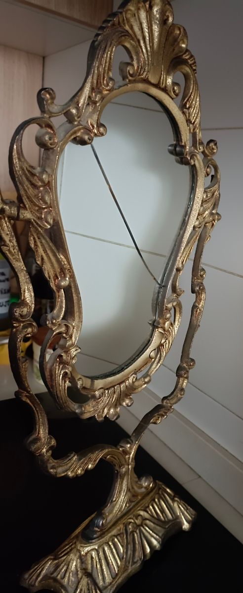 Espejo de tocador en bronce tallado