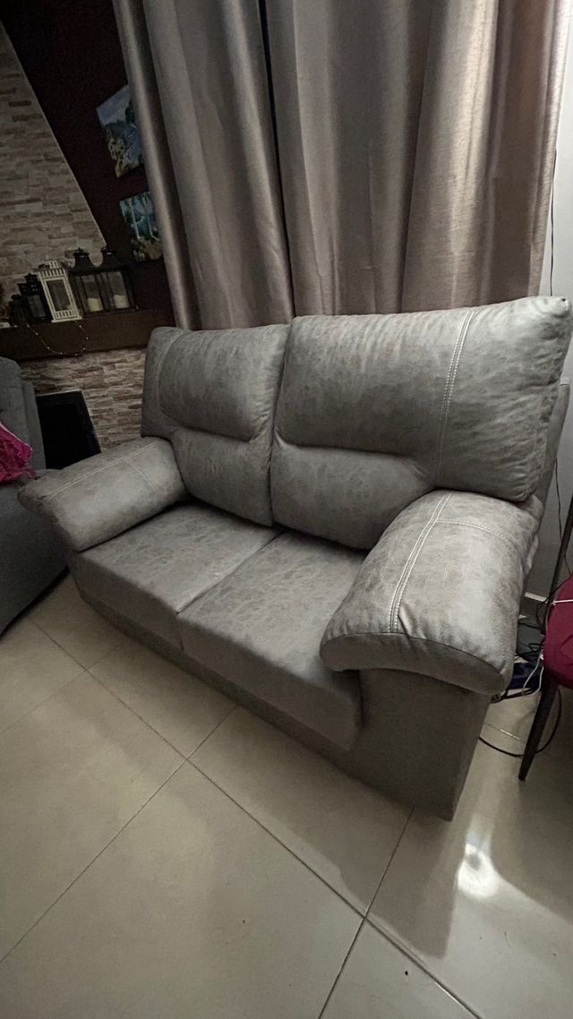 Sofá gris dos plazas