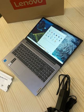 Portátil IdeaPad Slim 3 15IRH8 1TB . Core i5 Nuevo