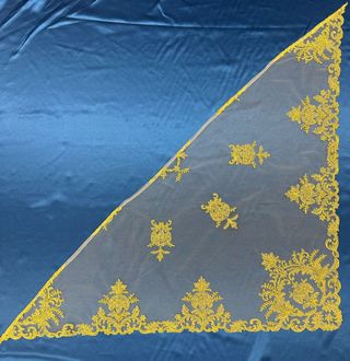 CONJUNTO NUEVO manteleta delantal bordado dorado 