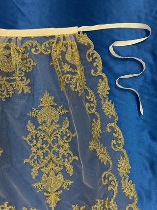 CONJUNTO NUEVO manteleta delantal bordado dorado 