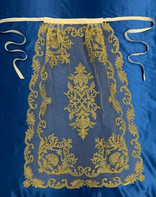 CONJUNTO NUEVO manteleta delantal bordado dorado 