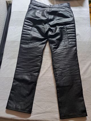 Pantalones de cuero para moto.