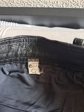 Pantalones de cuero para moto.