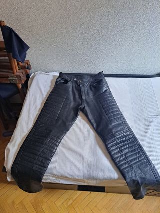 Pantalones de cuero para moto.
