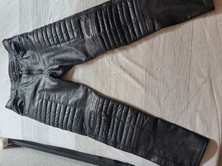 Pantalones de cuero para moto.
