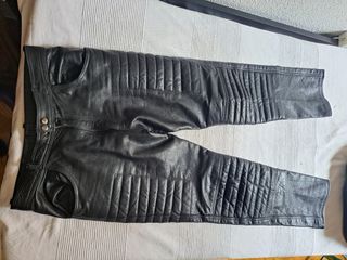Pantalones de cuero para moto.