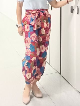 Pantalón ZARA estampado. Talla S