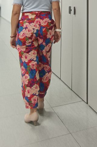 Pantalón ZARA estampado. Talla S