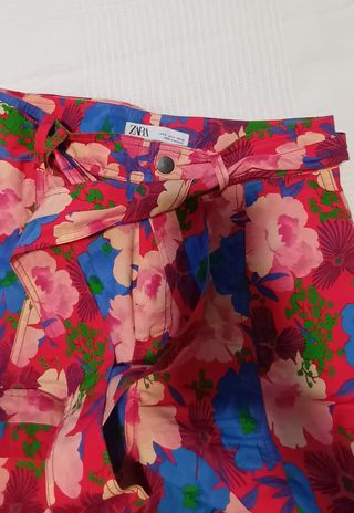 Pantalón ZARA estampado. Talla S