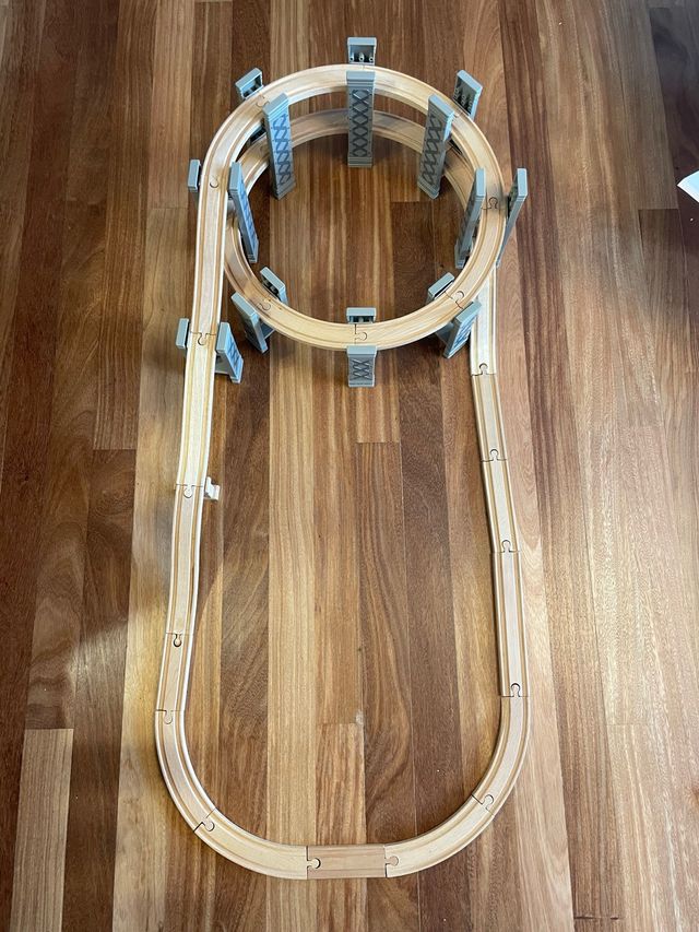 Circuito con vías en espiral para tren de madera.
