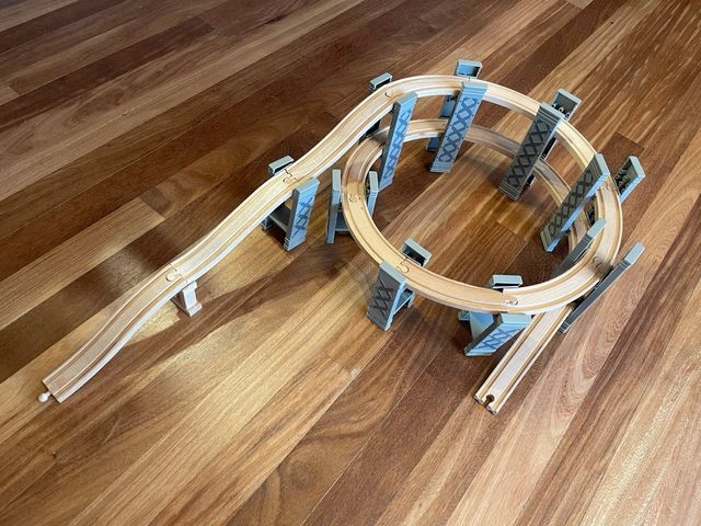 Circuito con vías en espiral para tren de madera.