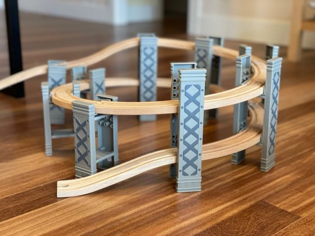 Circuito con vías en espiral para tren de madera.