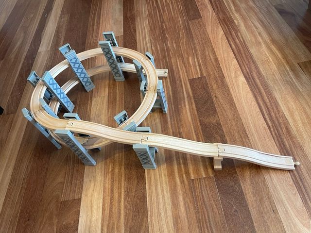 Circuito con vías en espiral para tren de madera.