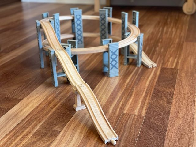 Circuito con vías en espiral para tren de madera.