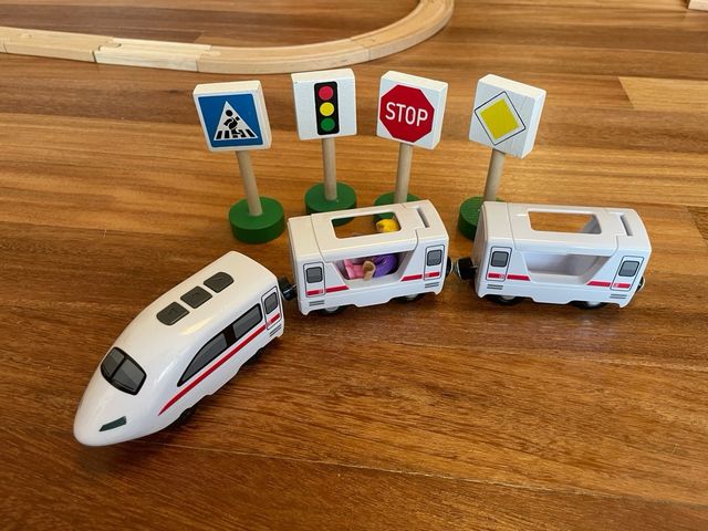 Circuito con vías en espiral para tren de madera.