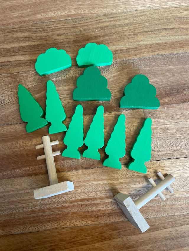 Circuito con vías en espiral para tren de madera.