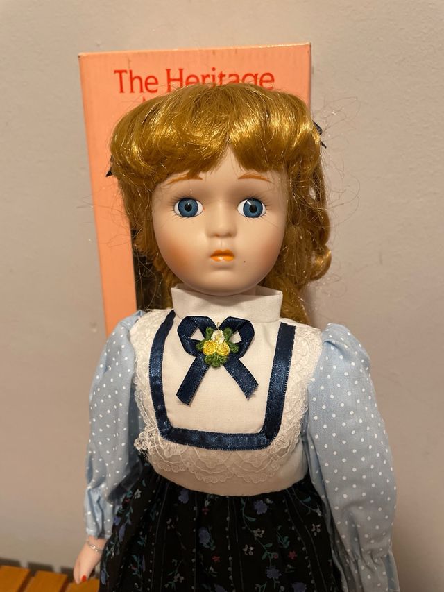 Bambola in porcellana della collezione Allison