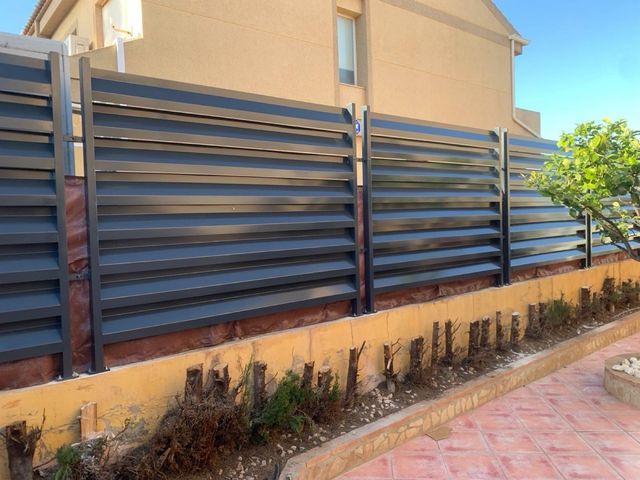 Vallas ocultación Barandas Patas mesa y MAS.