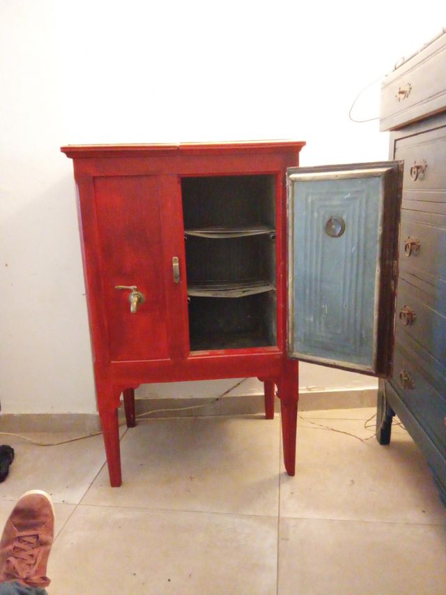 Nevera antigua restaurada