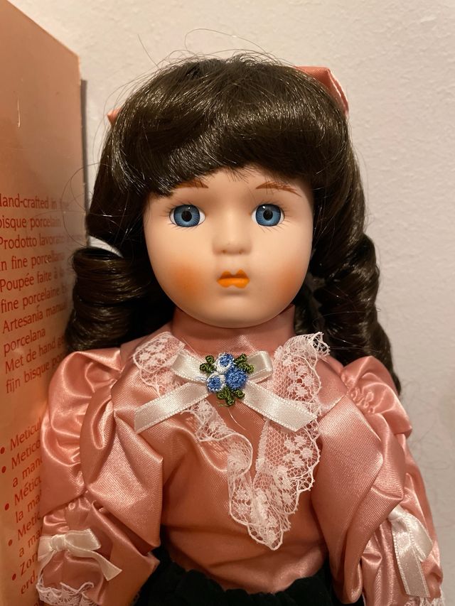 Bambola in porcellana della collezione Brooke