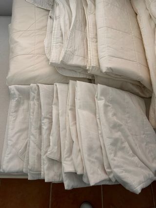 Ropa de cama y almohadas  apenas usadas