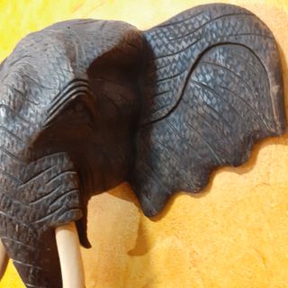 cabeza de elefante tallada en madera