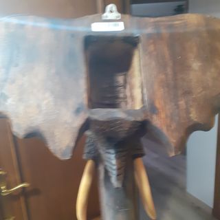 cabeza de elefante tallada en madera