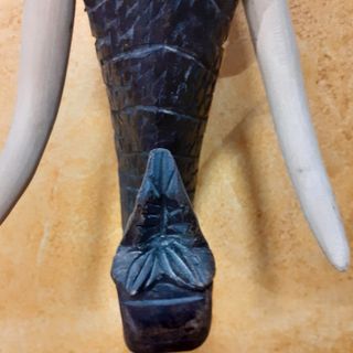 cabeza de elefante tallada en madera