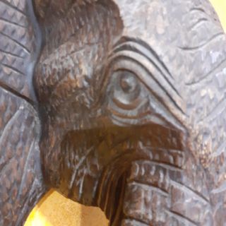 cabeza de elefante tallada en madera