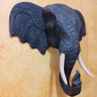 cabeza de elefante tallada en madera
