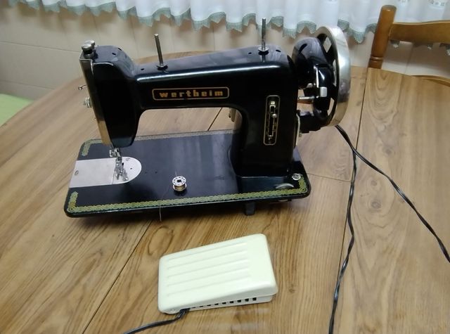 Maquina de coser antigua