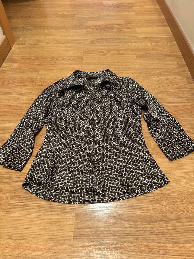 Blusa satinada marron de stradivarius
