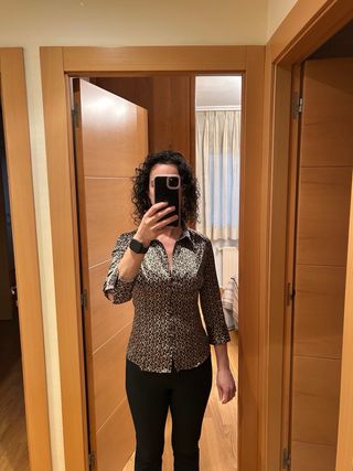 Blusa satinada marron de stradivarius