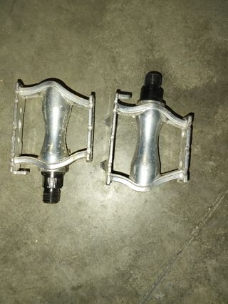 Pedales de bicicleta color metalico