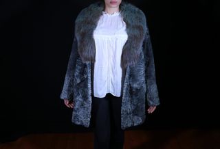 Chaquetón de astracán con cuello de zorr