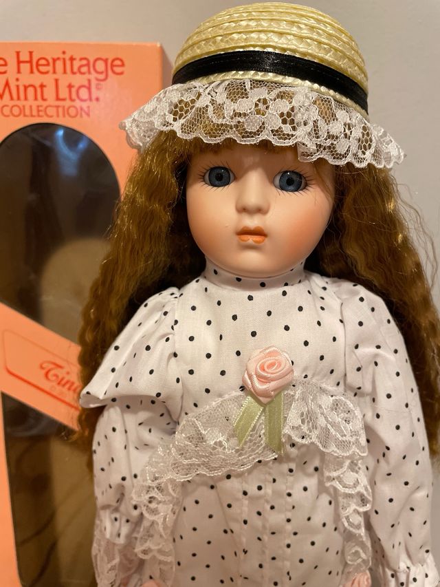 Boneca em porcelana coleção Tina com apoio.