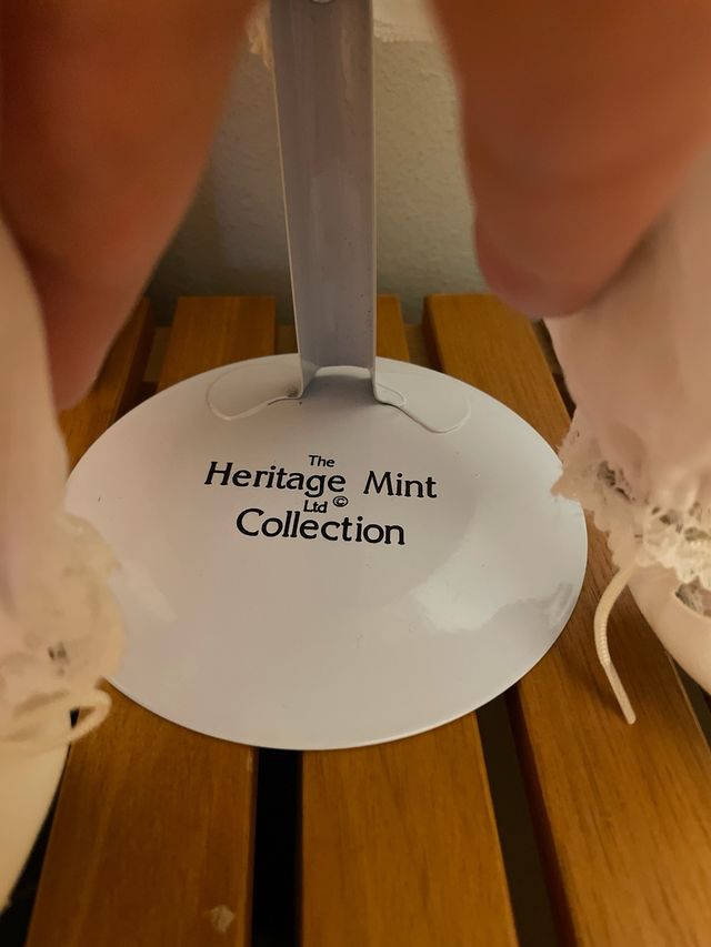 Boneca em porcelana coleção Tina com apoio.