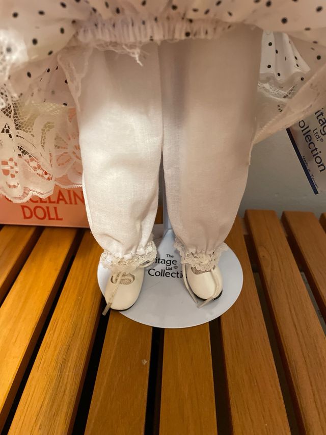 Boneca em porcelana coleção Tina com apoio.