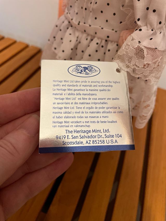 Boneca em porcelana coleção Tina com apoio.