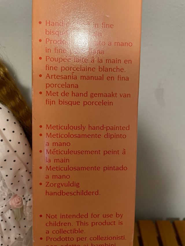 Boneca em porcelana coleção Tina com apoio.