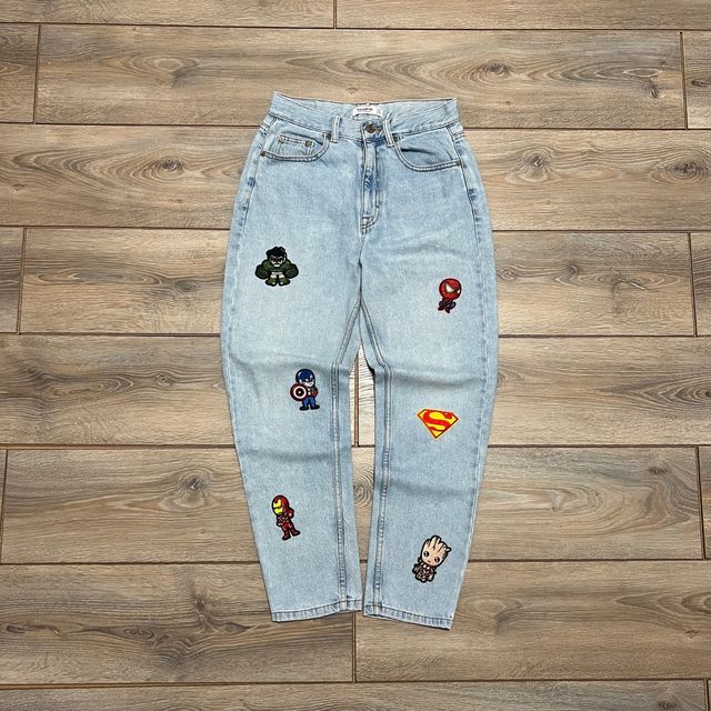 Mom Jeans w Marvel Patches