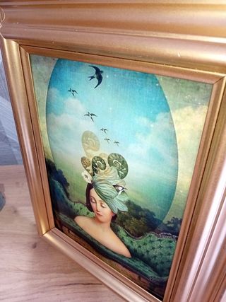 Quadro surrealista, busto di donna su un divano