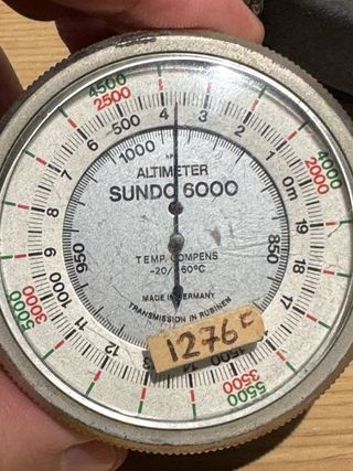 Altimetro forrado en cuero antiguo