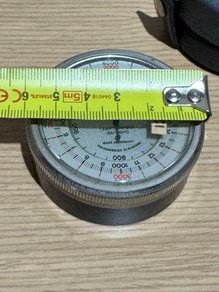 Altimetro forrado en cuero antiguo