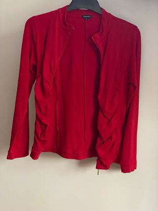 Chaqueta roja con cremallera